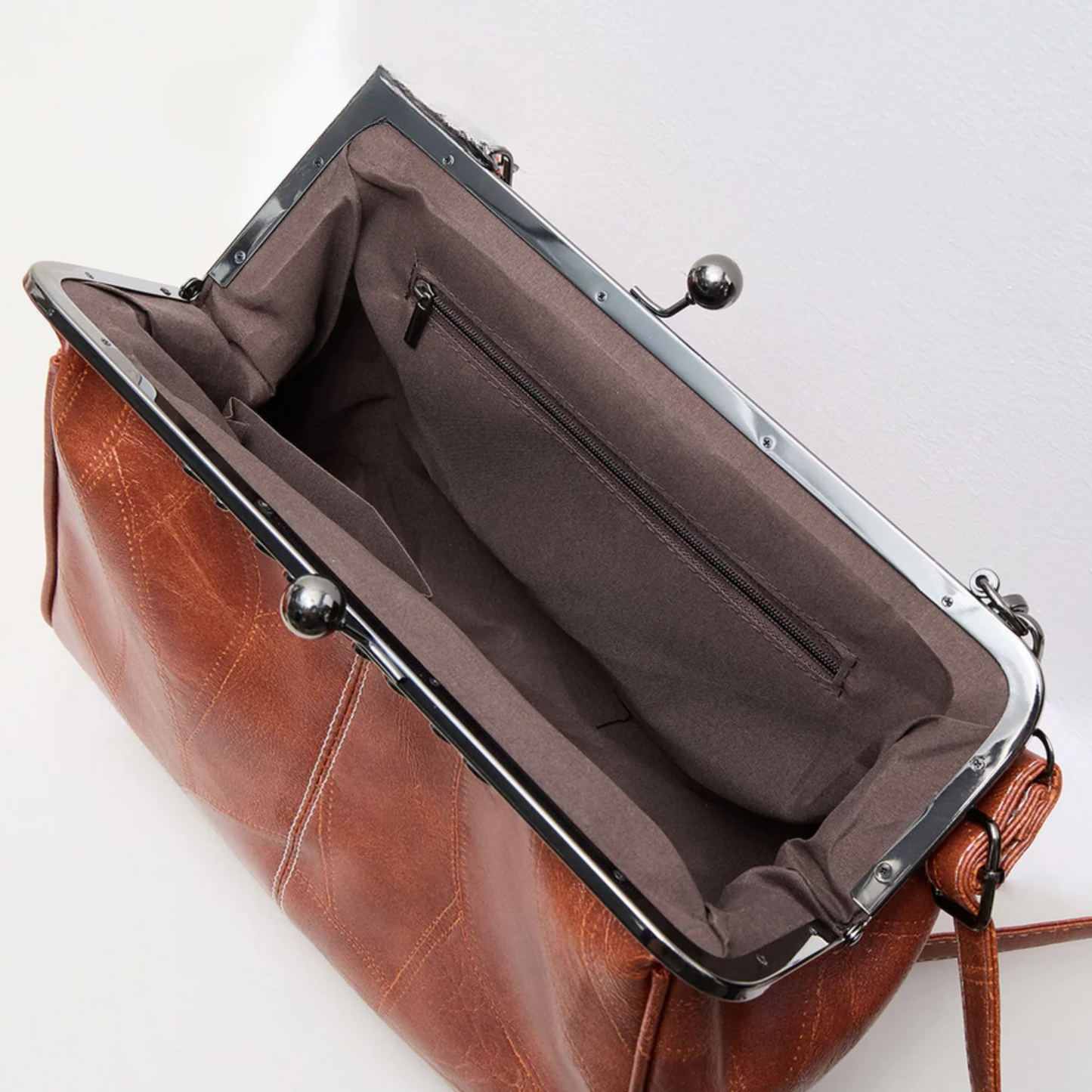 Vintage-Inspired Leather Kisslock Handbag